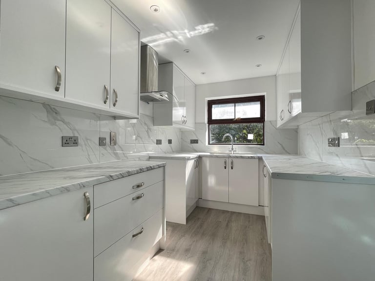 image for LUXURY 3 BED DETACHED HOUSE IN OLD BEDFORD RD AREA - AVAILABLE NOW