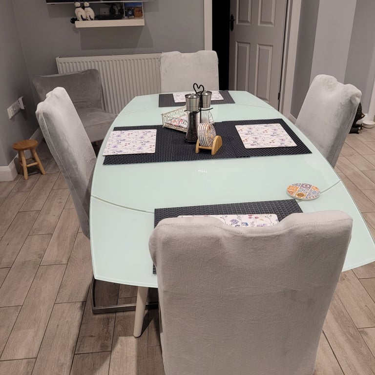 Dining table and 4 chairs 