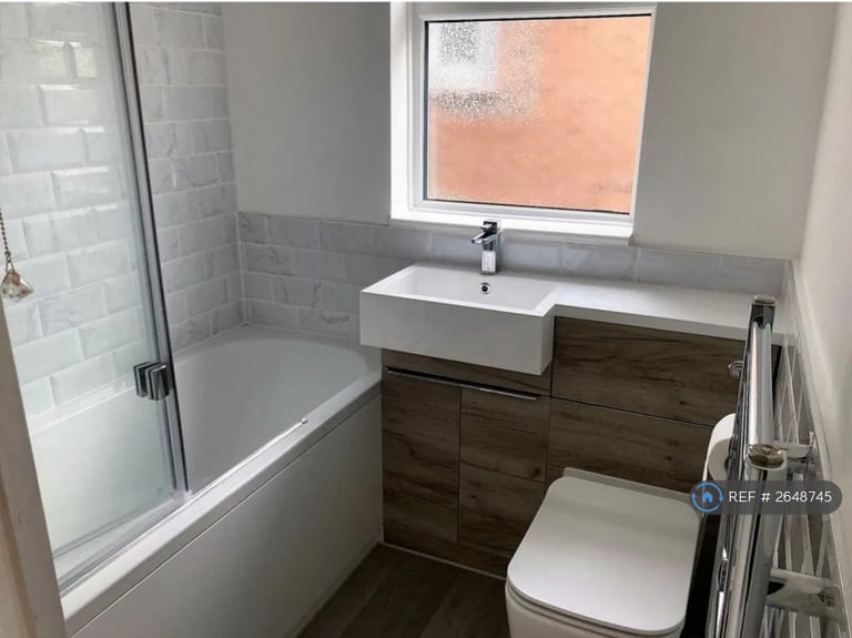1 bedroom flat in Hainault Road, Romford, RM5 (1 bed) (#2648745)