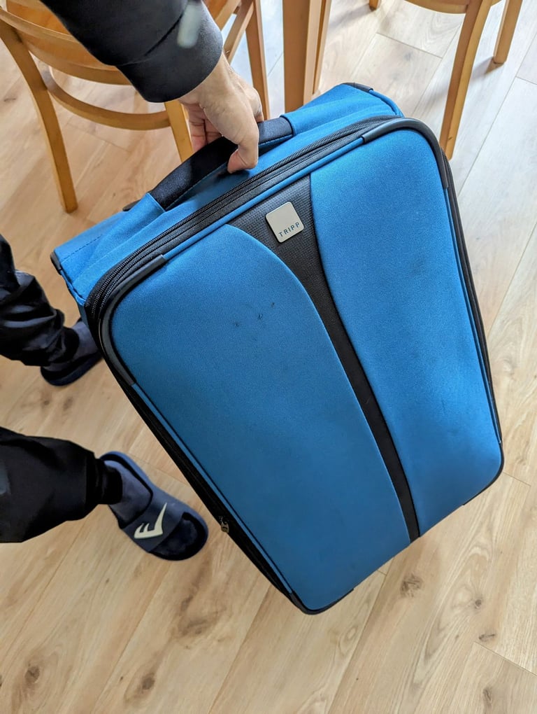 2x BIG TRAVELLING LUGGAGES/SUITCASES