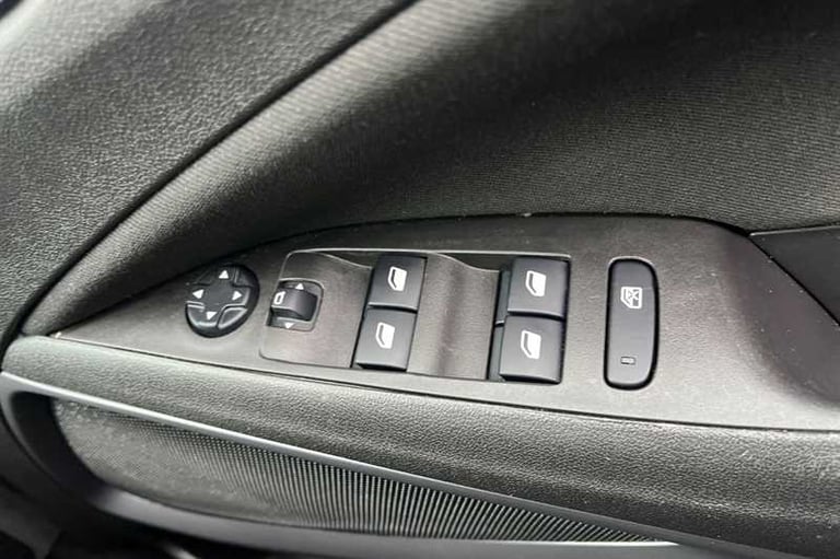 2021 Vauxhall Crossland 1.2i (83 PS) SE 5 Door Petrol SUV *** 1 Private Owner from New *** SUV Pe...