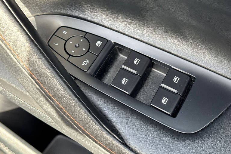 2025 MG MG HS 106290 Hatchback Petrol Manual