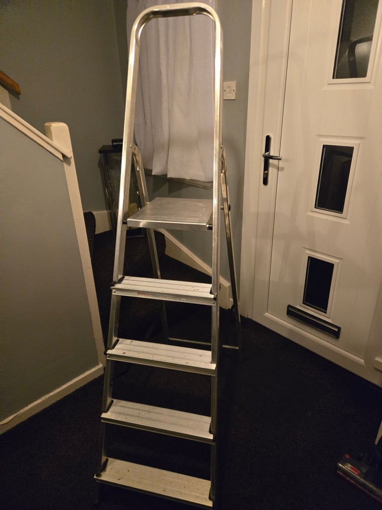 image for set of stepladders 