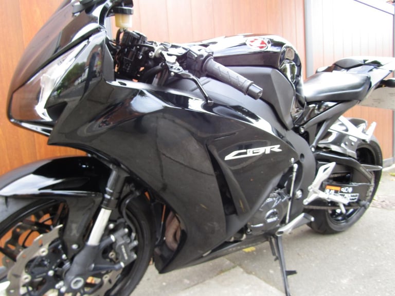 HONDA CBR 1000 RR *2017 * MODEL * AMAZING CONDITION * 9300 MILES *