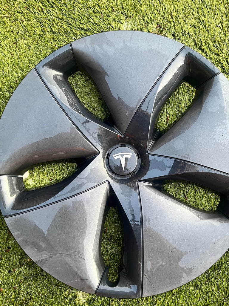 Tesla wheel trims 