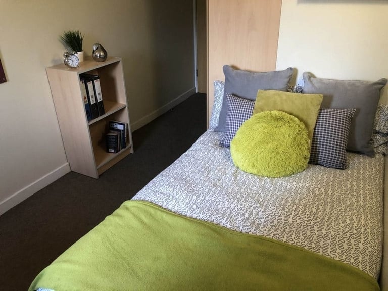STUDENT ROOM TO RENT IN BRADFORD. DELUXE PLUS WITH PRIVATE ROOM, BATHROOM, STUDY SPACE, WARDROBE