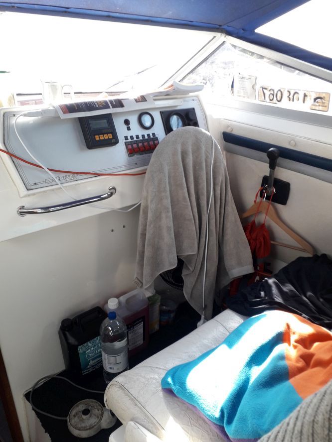 24ft fibreglass boat cruiser with permanent mooring London at the Springfield Marina