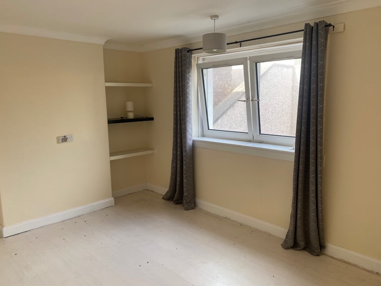 2 bedroom apartment with own garden G53 area 