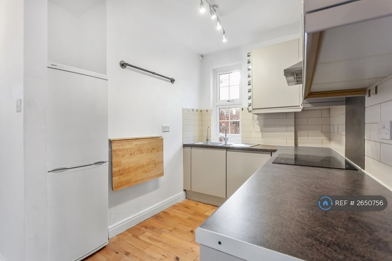 2 bedroom flat in The Green, London, W5 (2 bed) (#2650756)