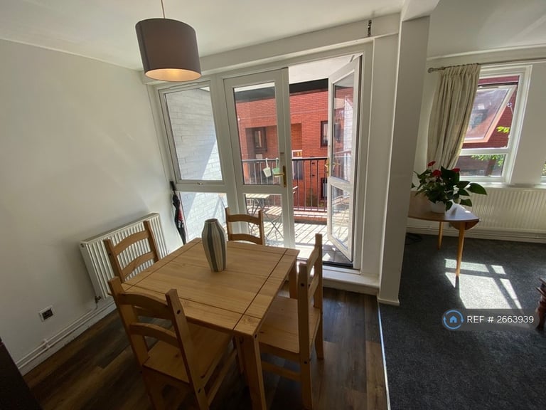 3 bedroom flat in Martlesham Walk, Manchester, M4 (3 bed) (#2663939)