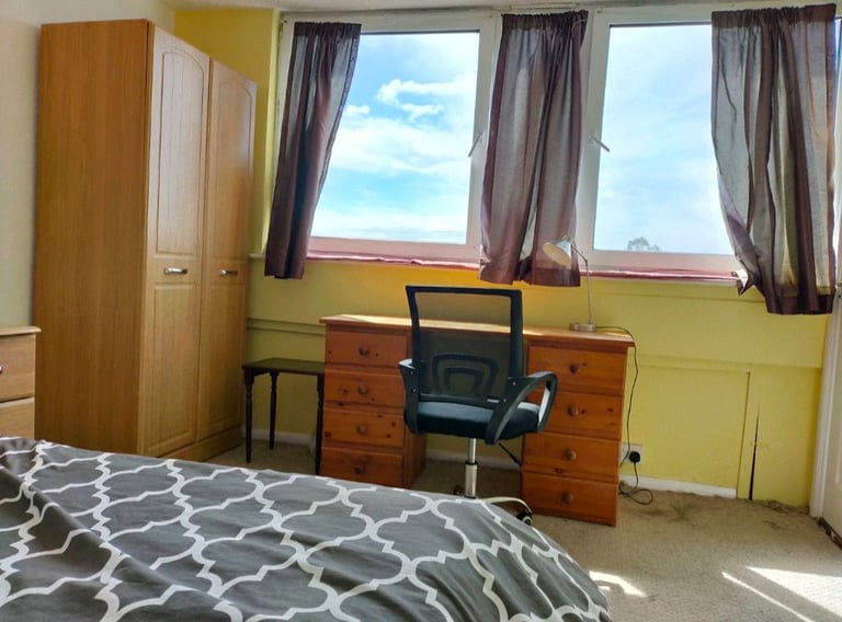 ROOMS TO LET