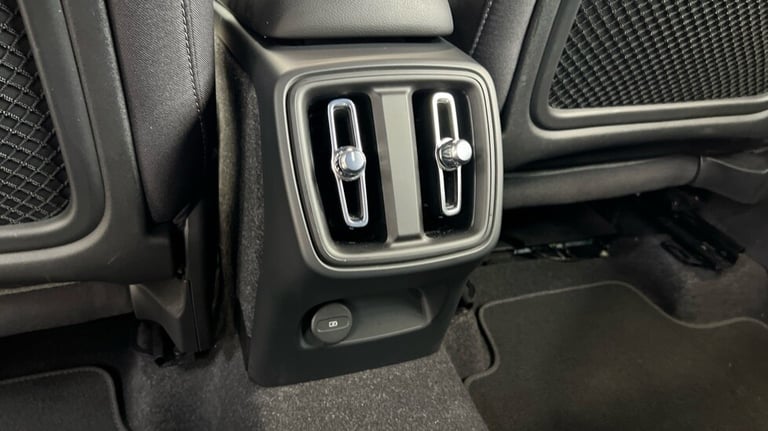 2022 Volvo XC40 Core, B3 mild hybrid, Petrol (Apple CarPlay, Power Tailgate, Google Nav) Estate P...