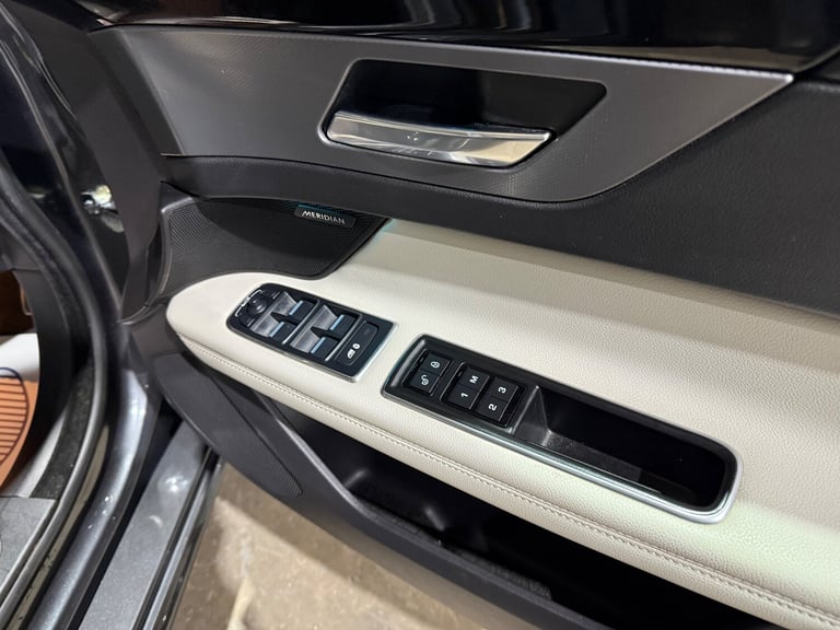 2017 Jaguar XF 2.0d R-Sport Saloon 4dr Diesel Auto AWD Euro 6 (s/s) (240 ps)