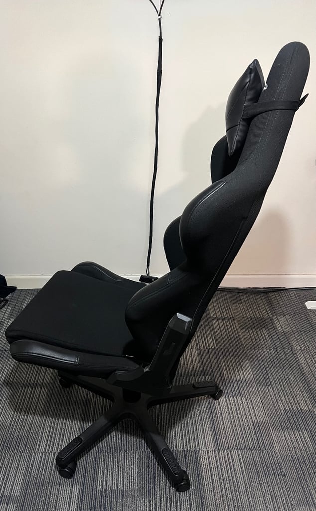 DX RACER GAMING CHAIR