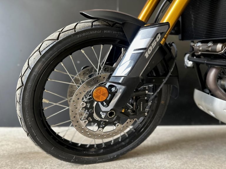 STUNNING ONE OWNER 2023/23 SUZUKI V-STROM 1050 DE MOTORCYLE 