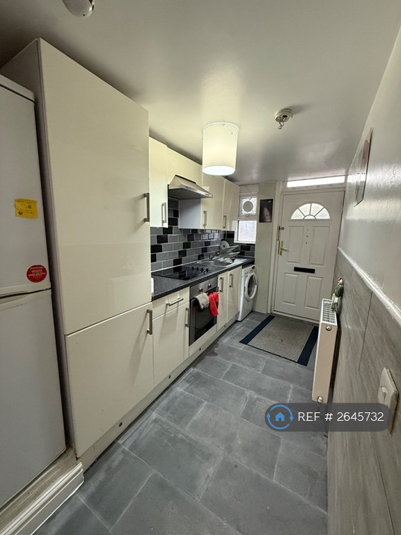 1 bedroom flat in Roundhay Road, Leeds, LS8 (1 bed) (#2645732)