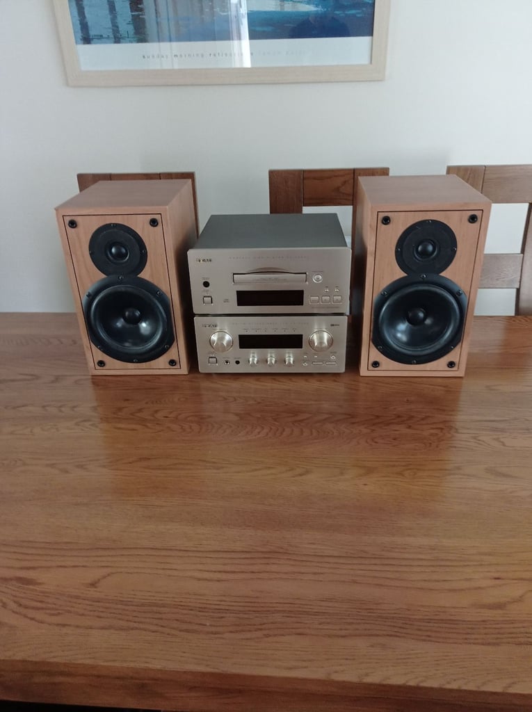 TEAC TUNER/AMP CD PLAYER AND SPEAKERS