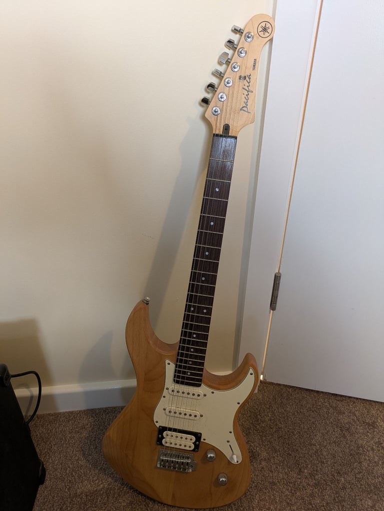 Yamaha Pacifica Electric Guitar, Amp and Carry Case