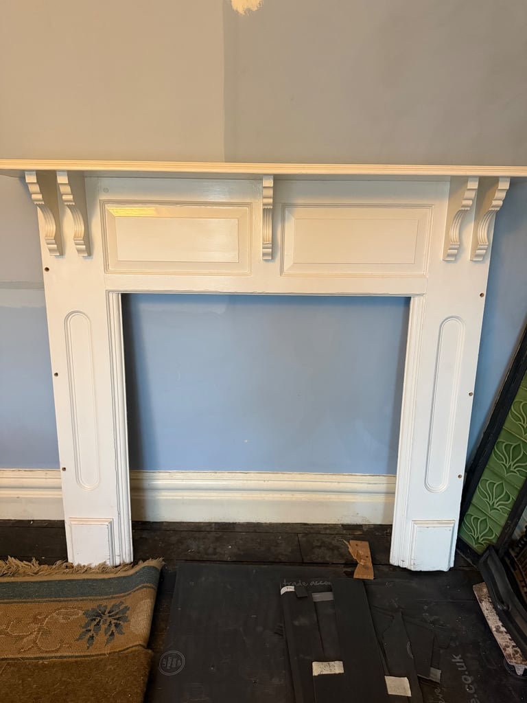 Mantle piece/fireplace surround 