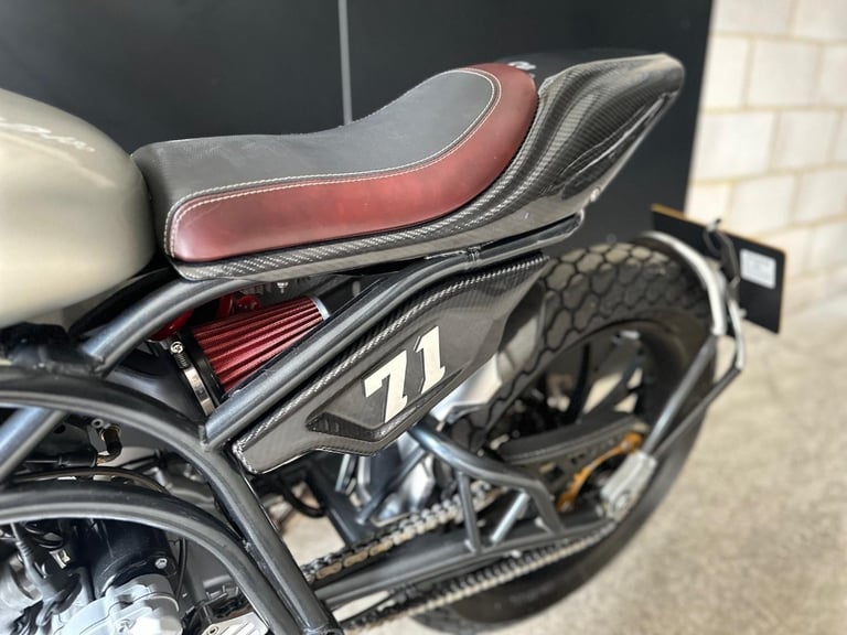 STUNNING LOW MILEAGE 2019/69 CCM SPITFIRE FLAT TRACKER