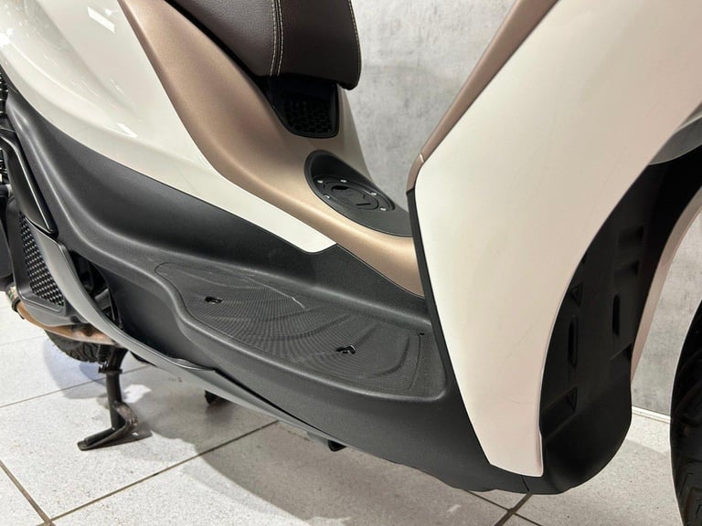 2023 Piaggio Medley 125 - 1332 miles