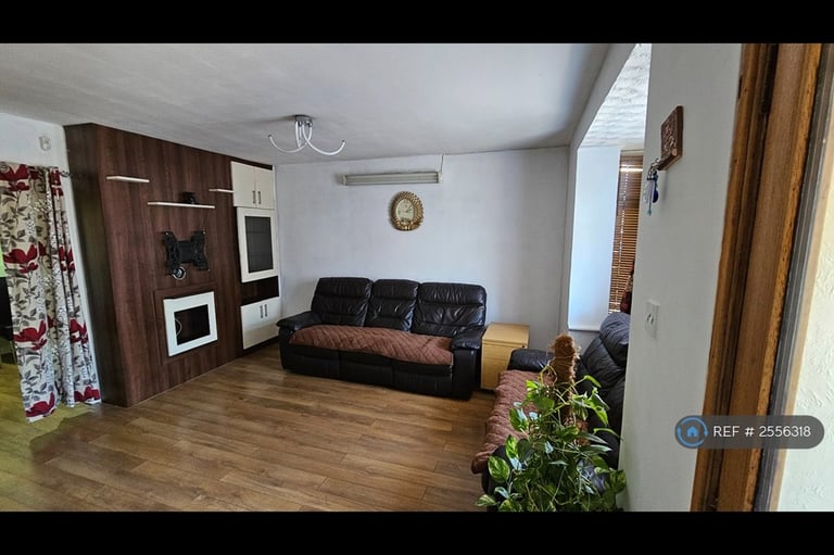 3 bedroom house in Gosling Road, Slough, SL3 (3 bed) (#2556318)