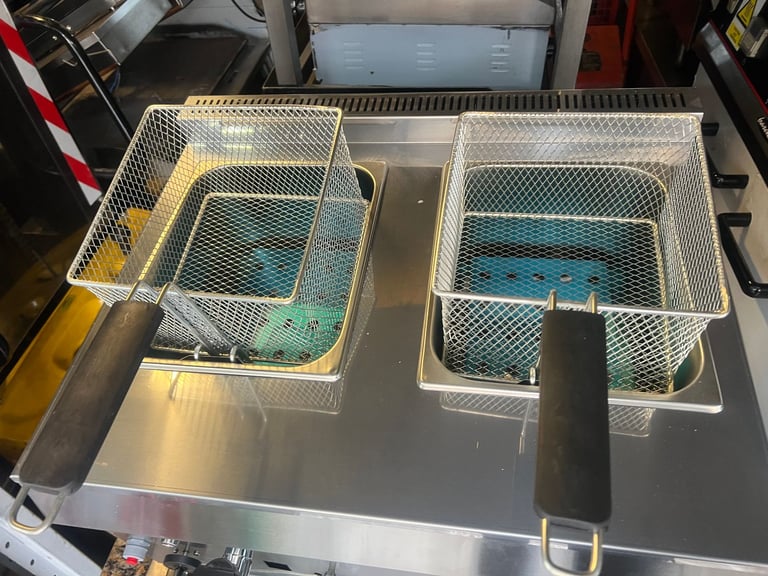 NEW GAS TWIN TANK FRYER CATERING COMMERCIAL KITCHEN CAFE KEBAB BBQ KITCHEN 