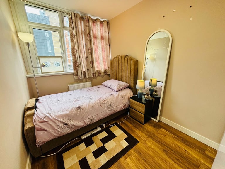 Cheap Spacious Room available ASAP E14