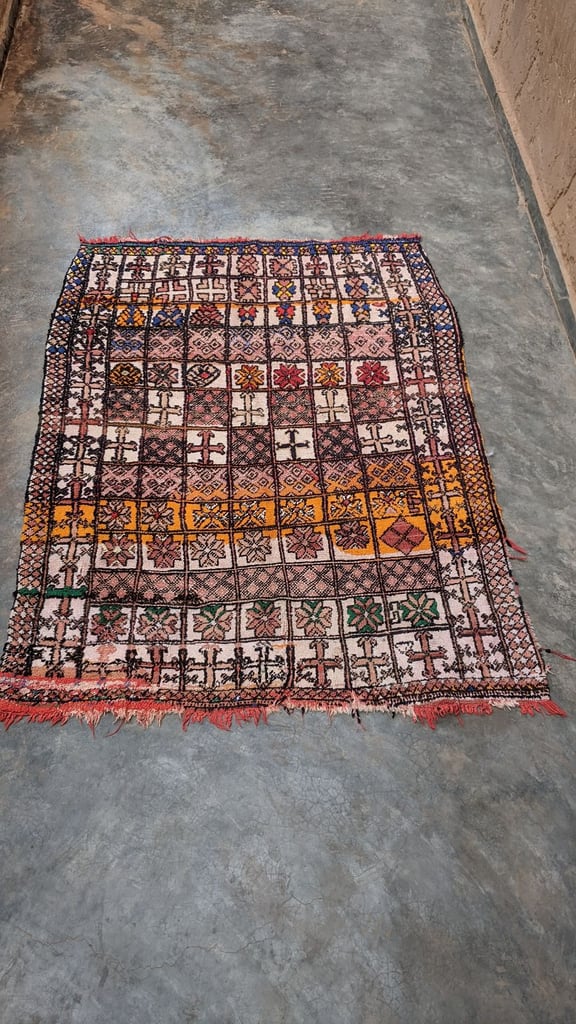 vintage moroccan rug 152 x 116 cm