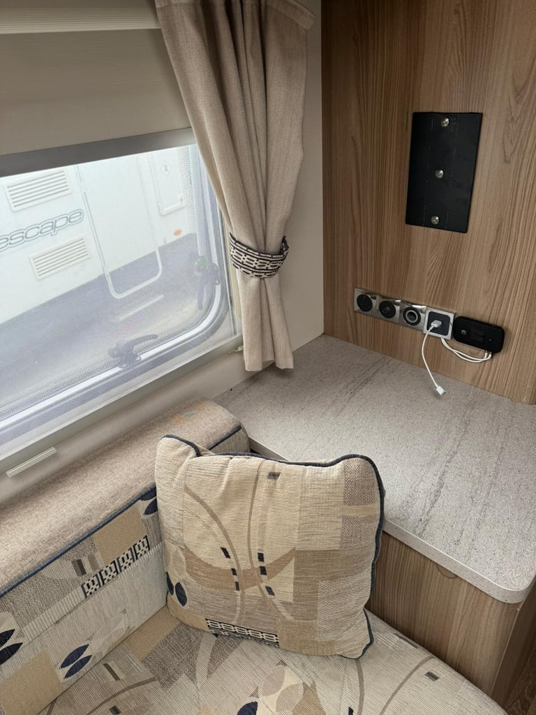 2016 - Swift Lifestyle 686 - 2.3ltr - apx 70k - 6 Berth / 6 Belts 