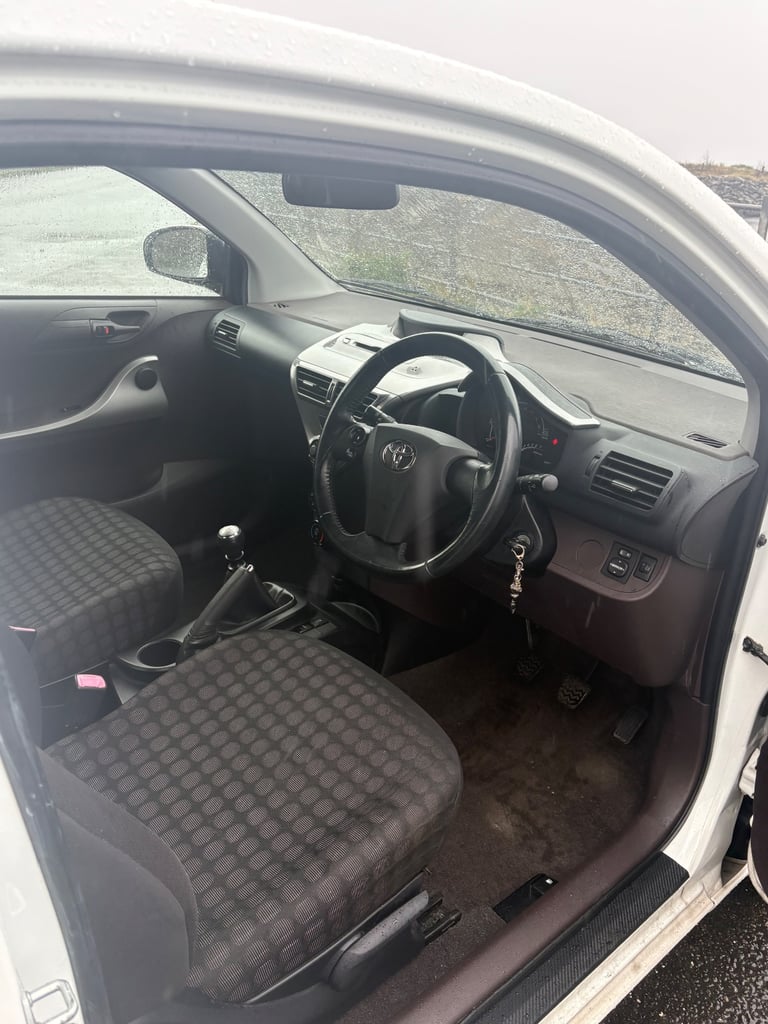 Toyota, IQ, Hatchback, 2010, Manual, 998 (cc), 3 doors