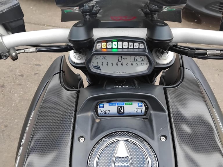 2011 61 DUCATI DIAVEL CARBON 1198 PERFORMANCE NAKED CRUISER MUSCLE 1200 HPI CLEA