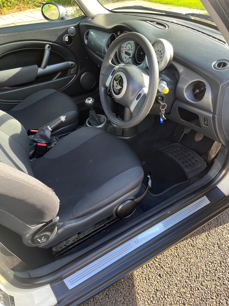 Mini Cooper 1.6 petrol 65000 miles full service history V.G.C £1650.