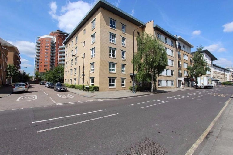 Last room in a 3 bedroom Flat, to share only with 3 girls