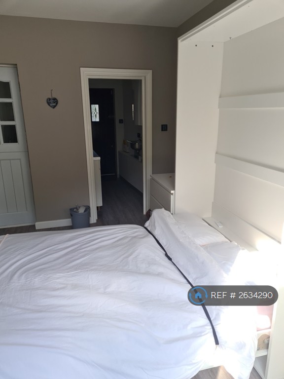 Studio flat in Parkfield Way, Bromley, BR2 (#2634290)