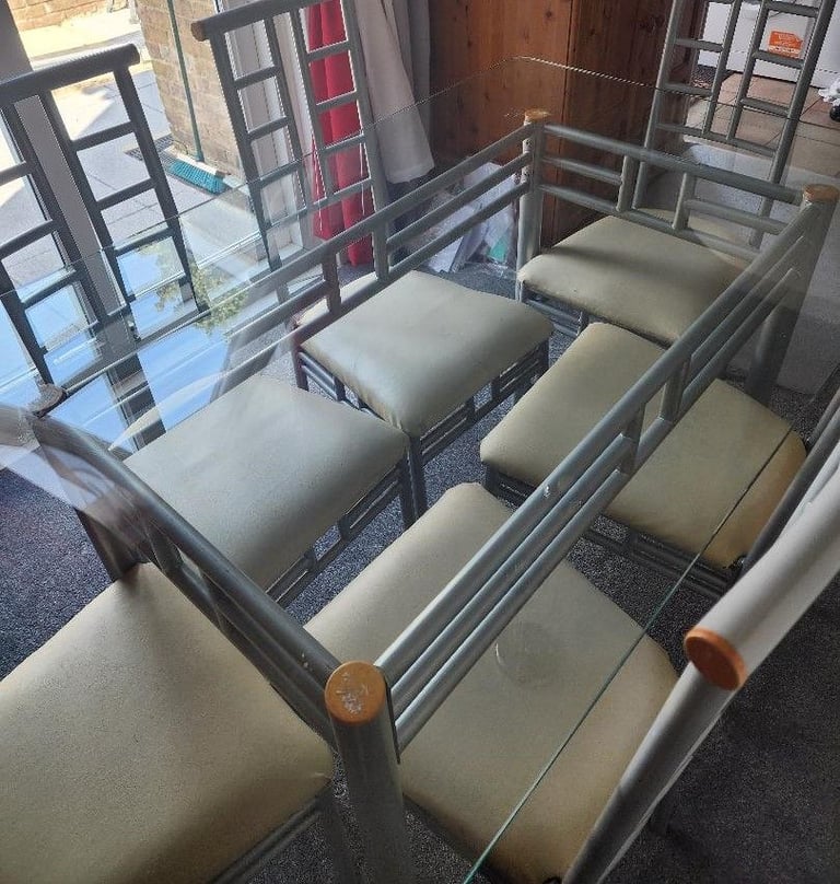 FOR SALE NICE DINING TABLE & CHAIRS (IDEAL FOR XMAS)