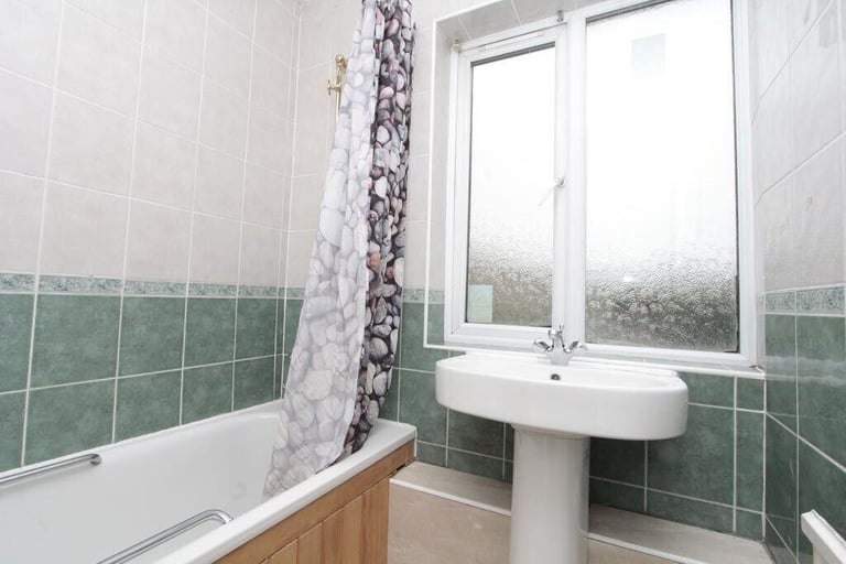 Poplar • 3 Double rooms •  Available Now  • zone 2 • 0 Deposit Available • £145