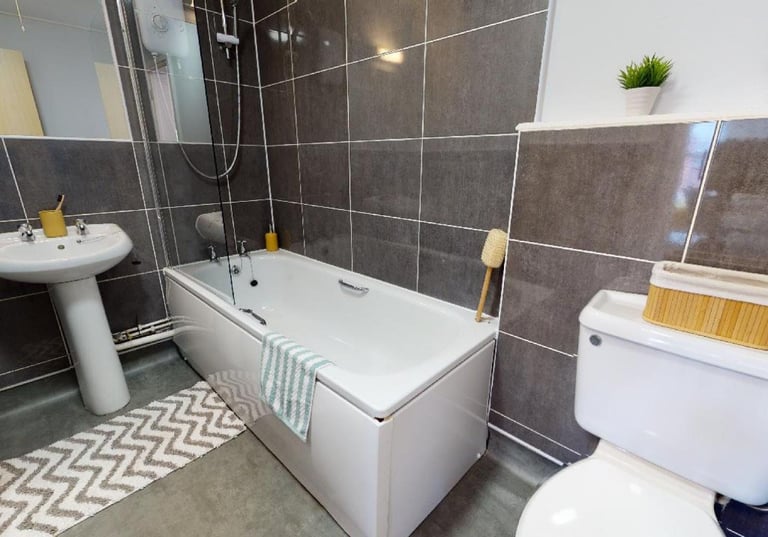 STUDENT ROOMS TO RENT IN MANCHESTER. SILVER TWO BED ROOM WITH BED, STUDY DESK AND CHAIR