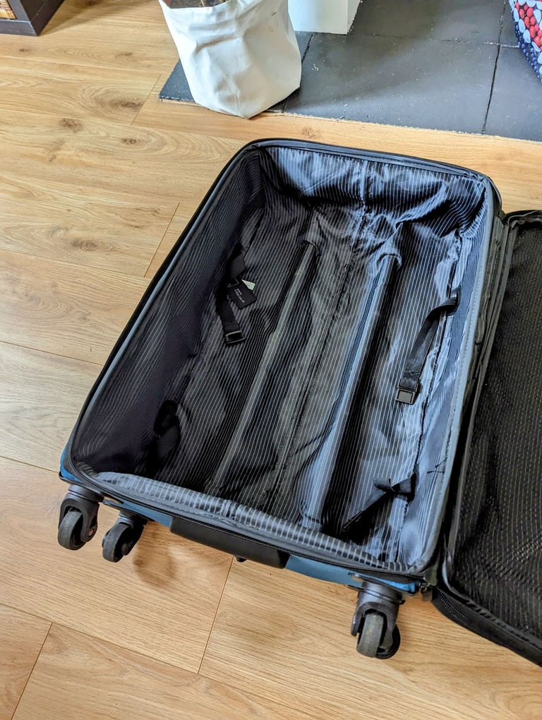 2x BIG TRAVELLING LUGGAGES/SUITCASES