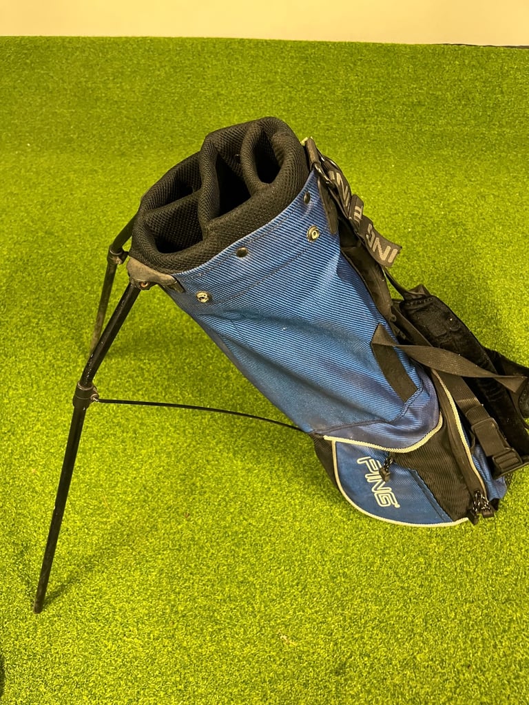PING JUNIOR STAND BAG WITH HOOD. GOOD CONDITION 