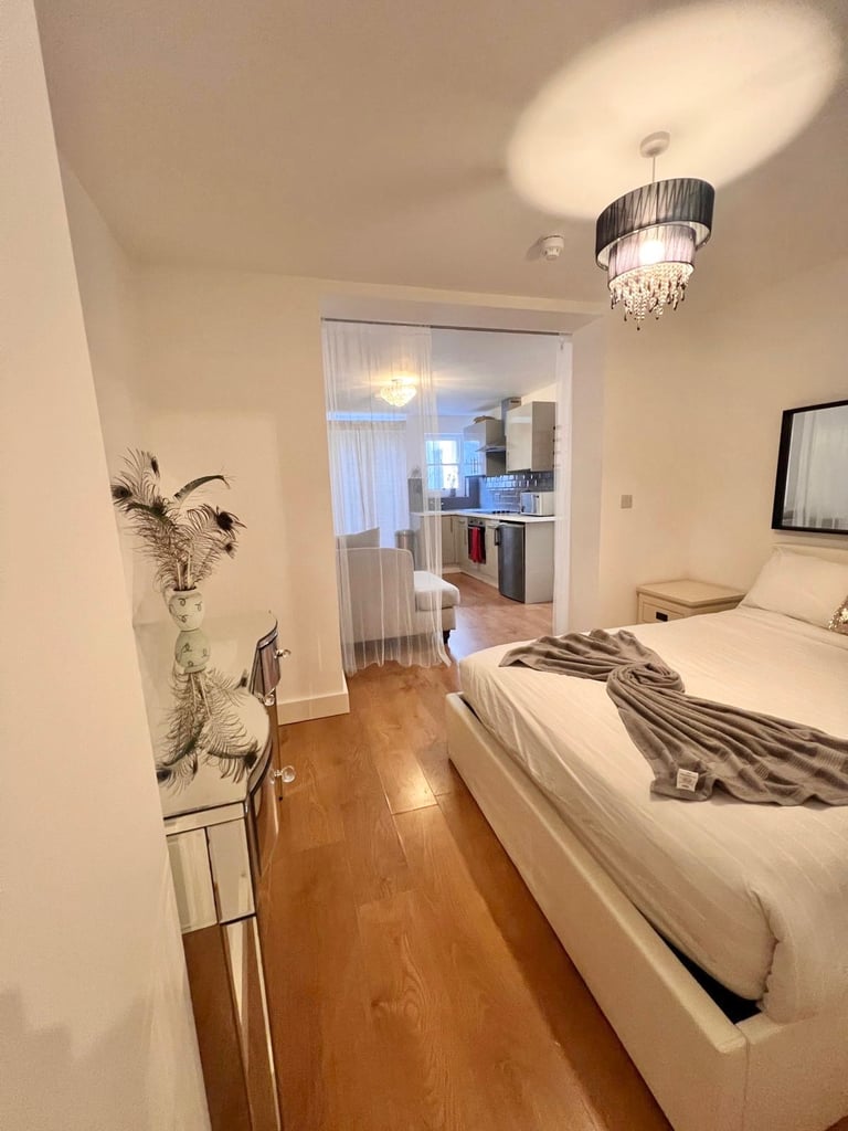 Lovely Large Studio Hove £1000 Short / Long Term 