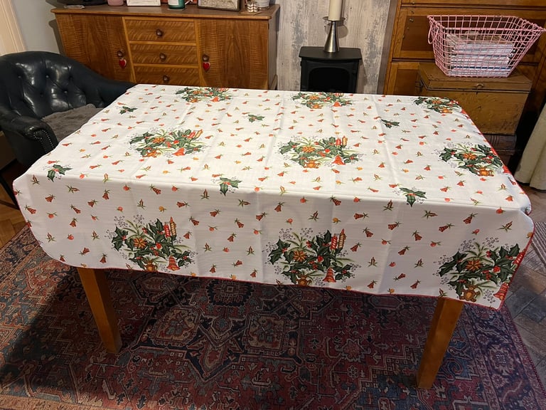 VINTAGE RETRO KITSCH SQUARE HOLLY BAUBLES TEDDY CHRISTMAS TABLE CLOTH 
