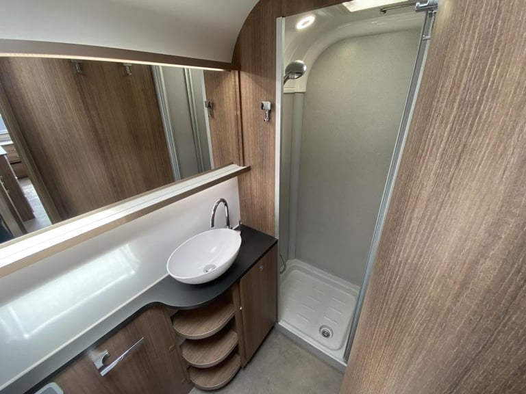 2018 BAILEY UNICORN VALENCIA 4 BERTH TOURING CARAVAN