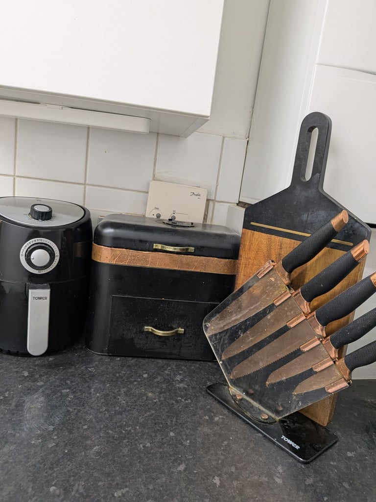 Used kitchen 10 price set in very good condition 