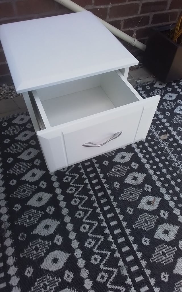 BEDSIDE DRAWERS 