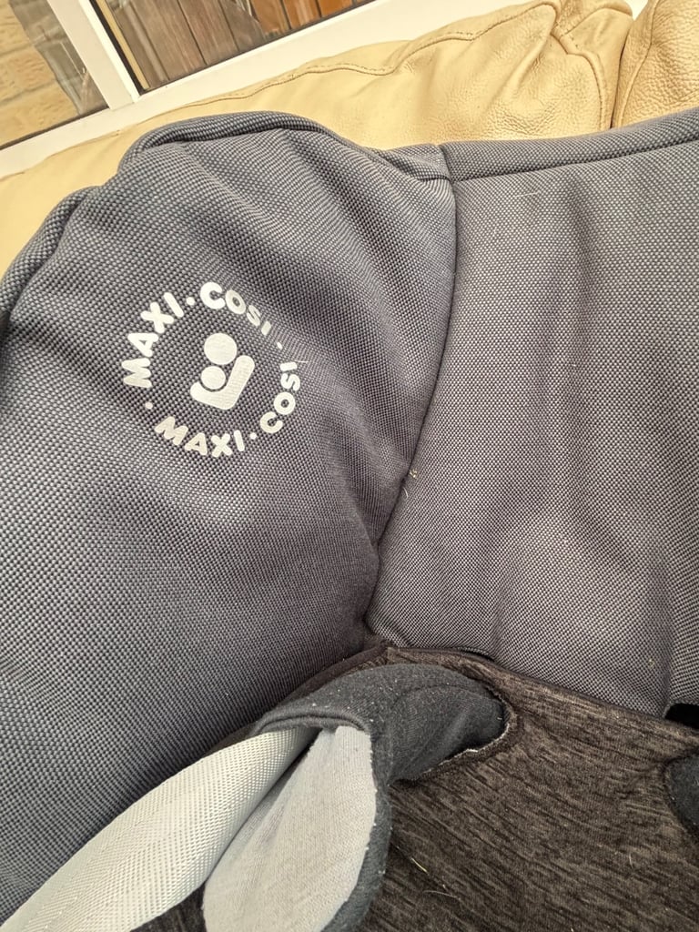 MaxiCosi Isofix base and PebblePro Car Seat