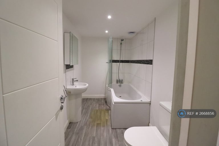 2 bedroom flat in High Street, Sittingbourne, ME10 (2 bed) (#2668856)