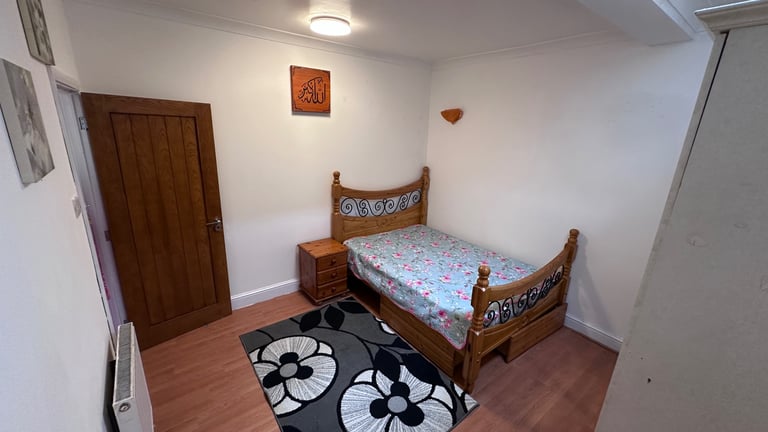 Double room to rent in middle of Ilford and barking 