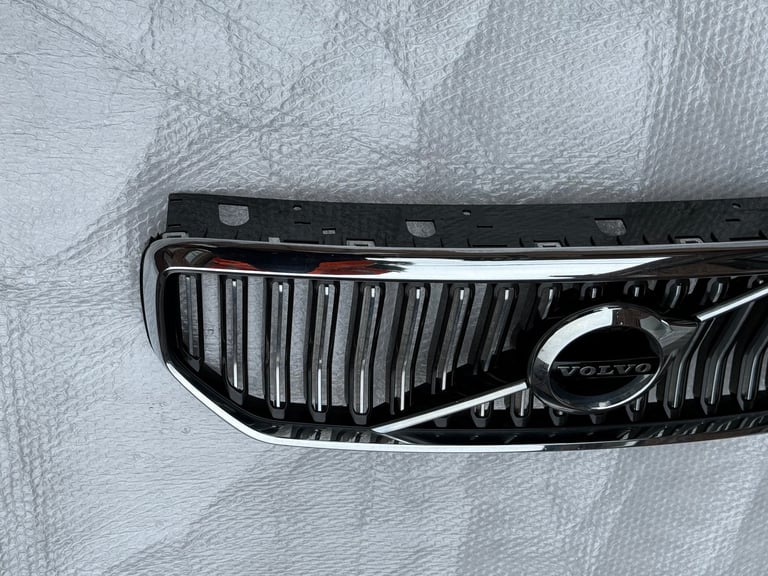 Volvo XC40 Front Inscription Grille 2017 Onwards Now P/N 31457347 & 31457344. 