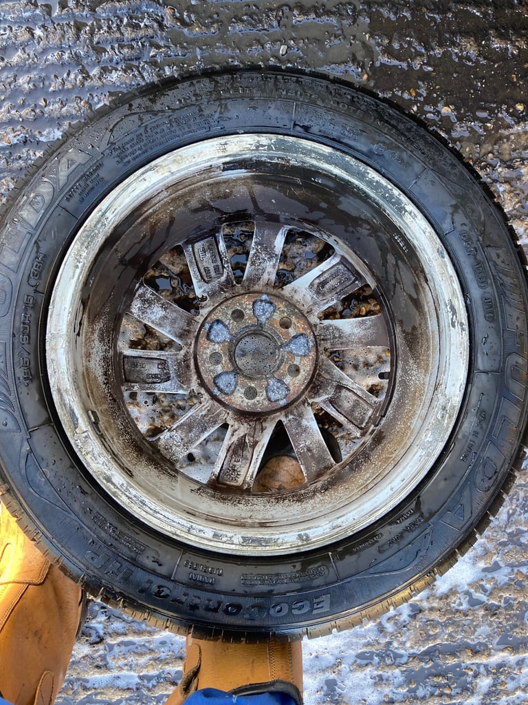 Seat Ibiza Alloy Wheels With Nearly New  185/60/15 Fulda Tyres. 6jx15 6J0601025m